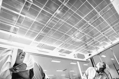 江蘇一家能源公司的工人在檢查出口太陽能光伏電池組件。 CFP供圖