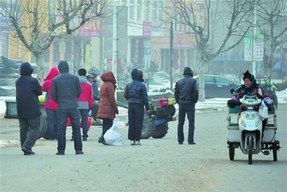 坐車去城區 先走8里路