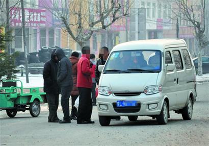 坐車去城區 先走8里路