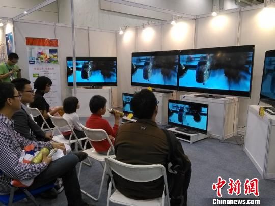 游客們正圍坐在富士康自主生產的電視機富可視前圍觀。