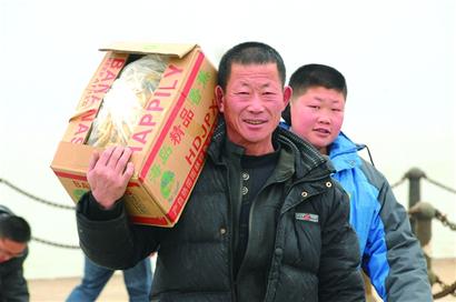 田橫島漁民坐船趕大集 殺豬宰雞貼紅福年味濃 田橫島漁民坐船趕大集 殺豬宰雞貼紅福年味濃