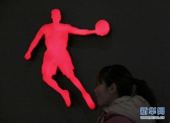 喬丹體育,網友喊你解釋“灌籃”圖標的意義。2月23日,在山東省臨沂市郯城縣,一名行人從喬丹體育標志旁走過。 新華社發 張春雷 攝