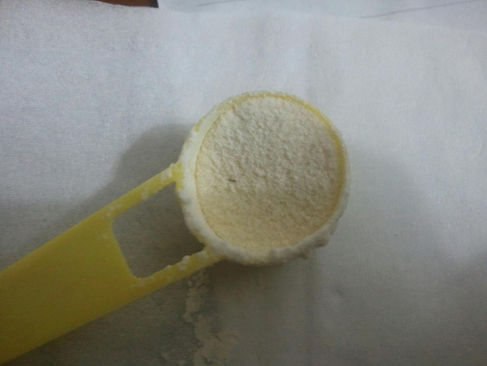 消費者在美贊臣奶粉中吃出的黑色鐵絲