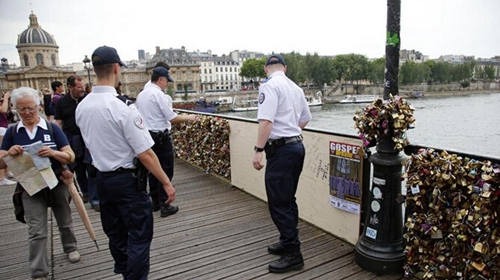 當地警方查看垮塌部分。