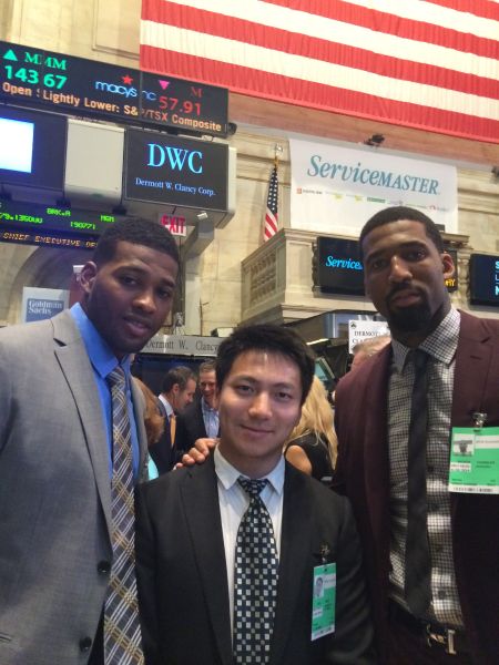 NBA球星威爾森-錢德勒和阿朗佐-吉在參觀紐約證券交易所時表示，理財對于NBA球員意義重大。