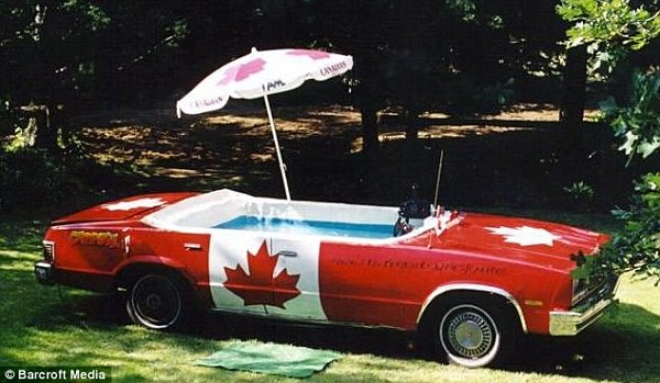 　　美國男子改古董車為世界移動最快的熱水浴缸