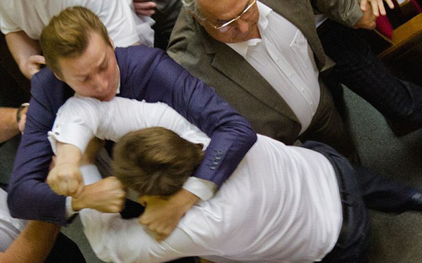 當地時間2014年7月23日，烏克蘭基輔，全烏克蘭自由聯盟代表在議會上演全武行。