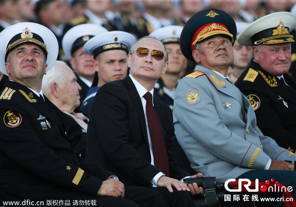　　當地時間2014年7月27日，俄羅斯摩爾曼斯克，俄羅斯舉行閱兵慶祝海軍日，俄總統普京戴墨鏡出席活動。 圖片來源：東方IC