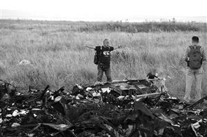 專家在墜機(jī)地點(diǎn)調(diào)查（資料圖片） 新華社發(fā)