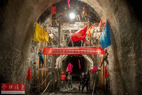 資料圖片：2014年4月1日 ，泛亞鐵路東線蒙河鐵路將于年內竣工通車。新華社發（胡超 攝）