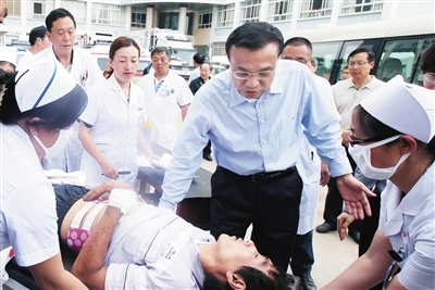 李克強(qiáng)看望云南地震傷員：治療費(fèi)政府全擔(dān)