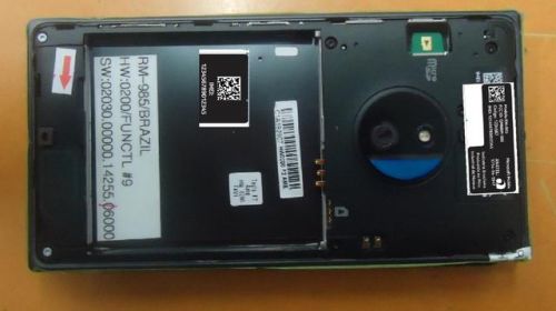 Lumia 830真机谍照曝光 后盖可拆卸