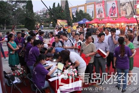 簽到伊始,人頭攢動