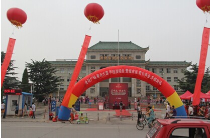 一場纏綿秋雨之后,現場布展有序進行,活動如期舉辦