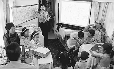 列車員在給孩子們上課