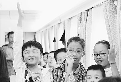 孩子們積極舉手回答問題