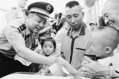 列車員向孩子們贈送書本