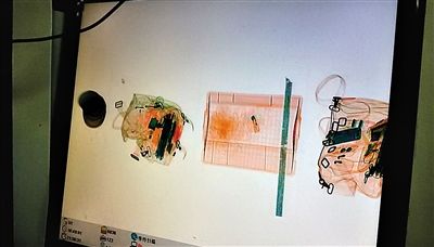 火柴過(guò)安檢時(shí)，安檢儀上只有一團(tuán)模糊的橙色，打火機(jī)則可清晰顯示。 新京報(bào)記者 李禹潼 攝