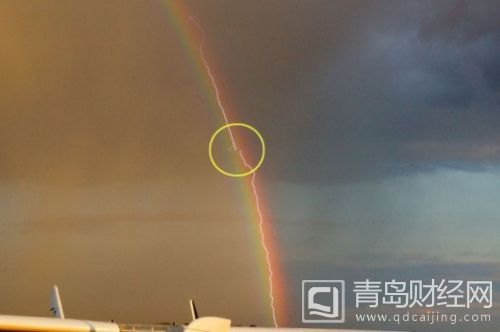 飛機穿越彩虹閃電毫發無傷