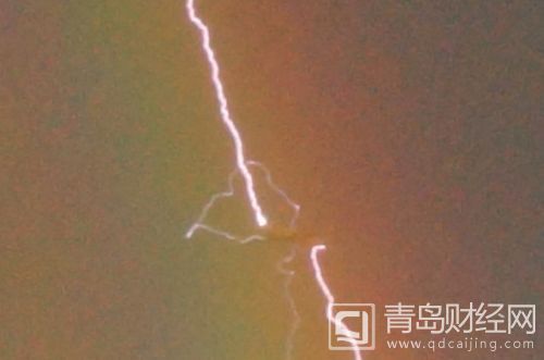 飛機經過該地區時,以彩虹為背景,成為了穿越閃電的“主人公”