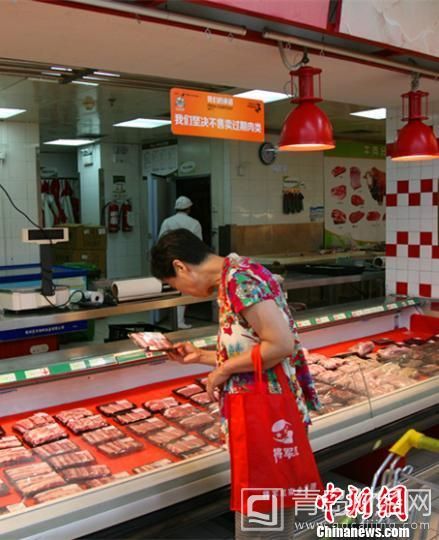 華潤萬家云河店冷鮮肉柜臺 李晨韻 攝