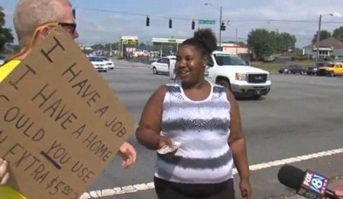 生日當天，布萊克利舉著紙板，在街頭給路人發錢