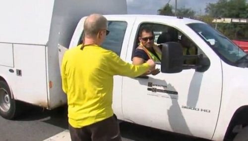 每人獲贈五美元，布萊克利說這樣做只為看到人們的笑臉。他還希望以后能派發百元大鈔。