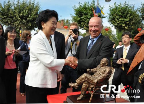 中國向蒙達爾紀市政府贈送鄧小平銅像