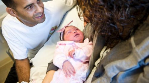 美國女子高速公路邊產(chǎn)一女嬰，其夫為其接生