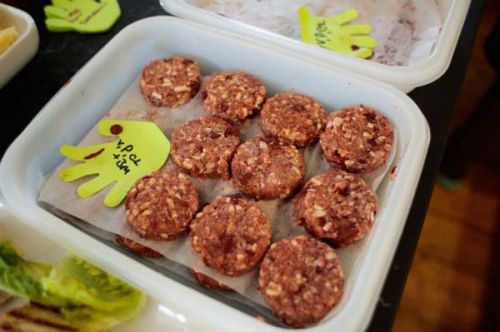 廚師們根據(jù)食人者著作，用牛肉、豬肉、雞肝等做出&ldquo;人肉味&rdquo;餡料。