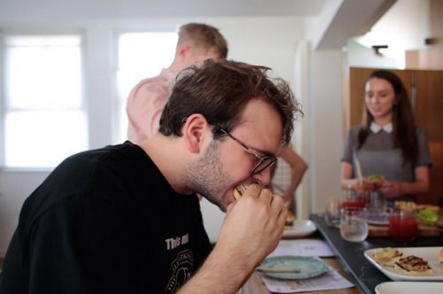 &ldquo;人肉味&rdquo;漢堡實(shí)際上是福克斯為《行尸走肉》第五季開播推出的宣傳手法。