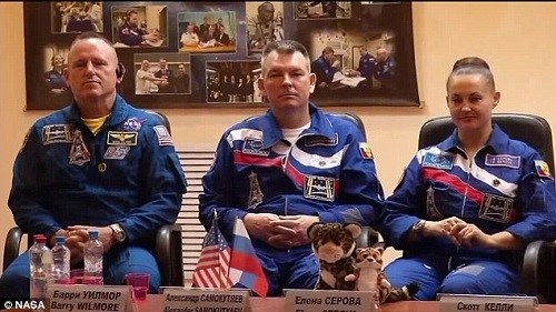 謝羅娃（右）與此次一同前往國際空間站的另外兩名宇航員