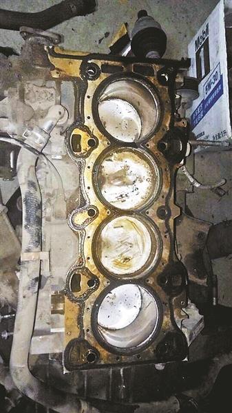 　　拆開缸蓋的發動機內布滿白色物質