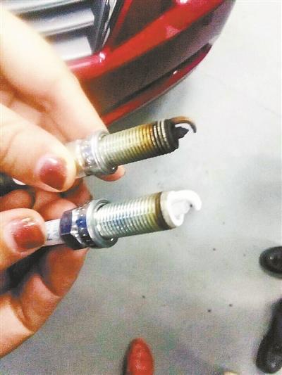 　　受損車輛火花塞（下）明顯變白