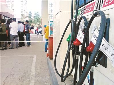 　　邢臺市泉北加油站加油槍被工商貼封條，車主趕來辦理理賠