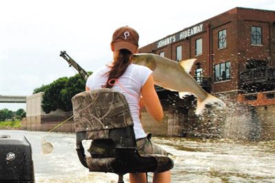 亞洲鯉魚突然躍出水面，對游客&ldquo;發動襲擊&rdquo;。