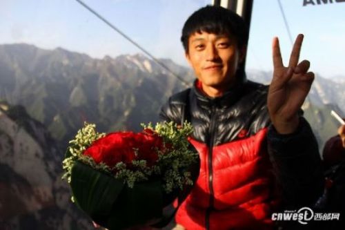 想在華山頂峰浪漫求婚，卻碰上了&ldquo;十一&rdquo;爆滿的人潮&hellip;&hellip;10月3日，西安小伙在華山景區經歷了一次&ldquo;人在囧途&rdquo;的求婚之旅。