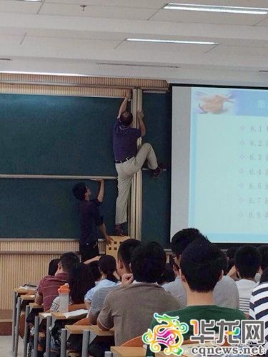 高春林爬到墻上修黑板，網友贊他蠻拼的。 王同學供圖 華龍網發