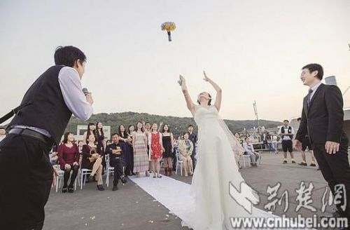 武大博士夫妻天臺(tái)辦婚禮 校園相戀住同間宿舍