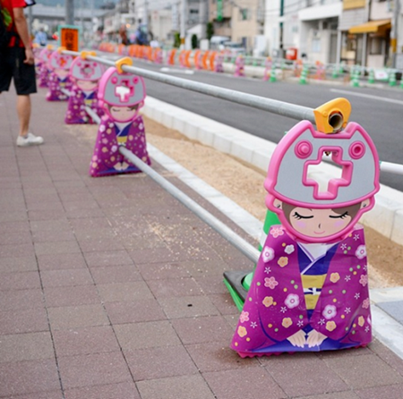 日本街頭現可愛和服娃娃路障標志引人關注（圖）