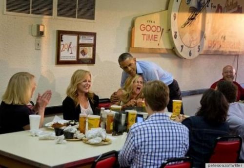 1、當他在快餐店伸出大長手越過玻璃罩點餐時