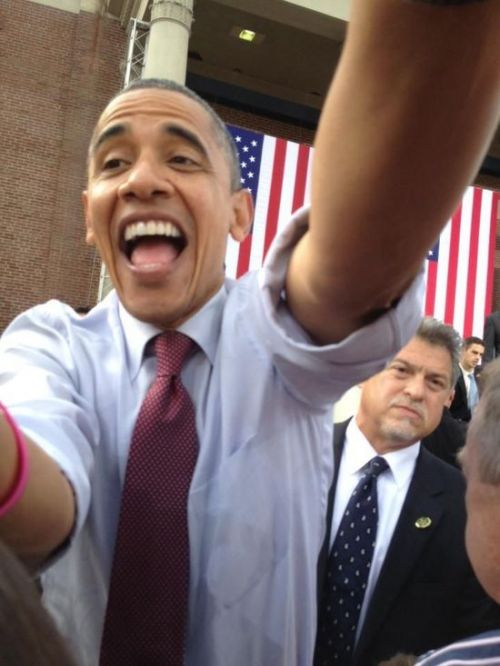 1、當他在快餐店伸出大長手越過玻璃罩點餐時