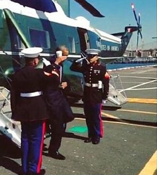 15、 當他拿著拿咖啡杯敷衍地向海軍陸戰隊隊員敬禮時