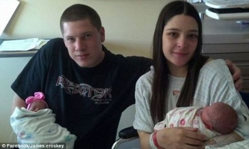 女子不知懷孕就醫看“胃疼”當下產雙胞胎(圖)