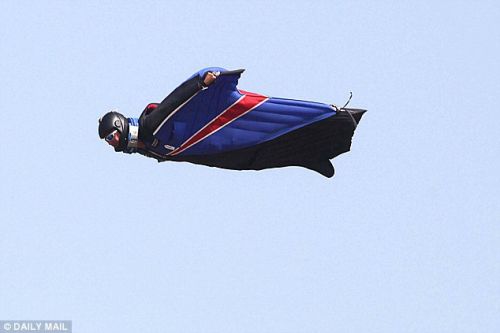 空客飛機1千米高空偶遇&ldquo;超人&rdquo; 飛行員們齊看呆