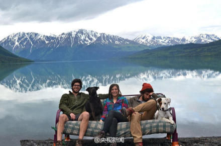 美國三名大學生攜帶愛犬和沙發驅車2900公里環游北美。(央視新聞微博圖片) 美國三名大學生攜帶愛犬和沙發驅車2900公里環游北美。(央視新聞微博圖片)