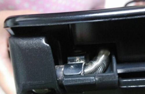 圖上電餅鐺的紅圈部位,沾上了白色面粉狀的東西,因此被潘輝懷疑為舊貨。