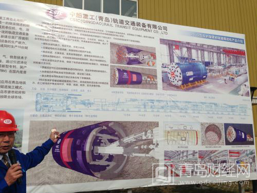 圖為專家講解貫龍?zhí)査淼谰蜻M(jìn)機的工作原理