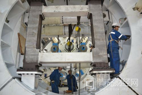 工人正在加緊生產(chǎn)