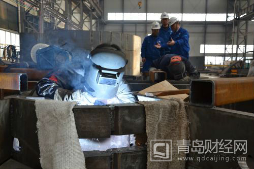 工人正在加緊生產(chǎn)